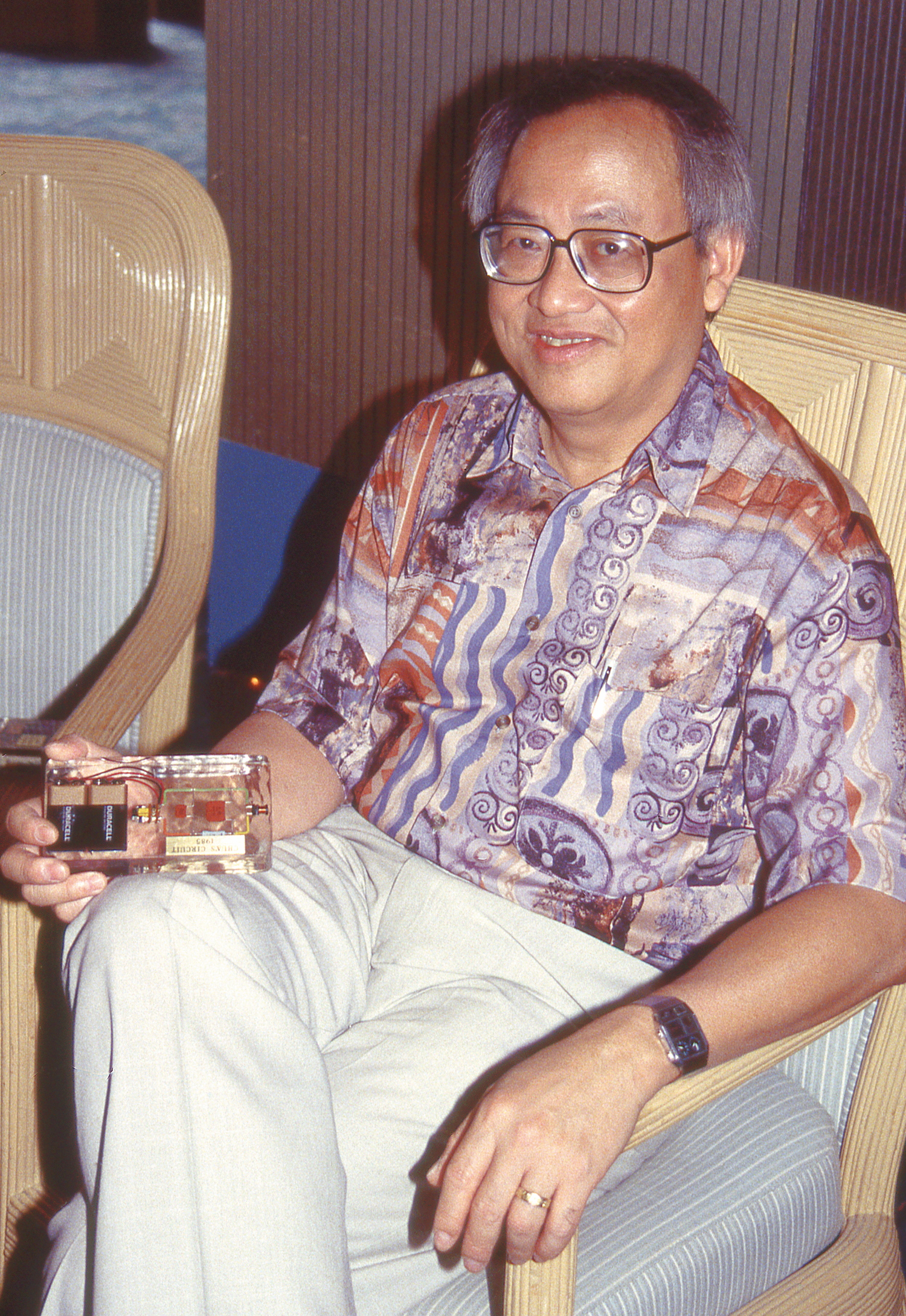 Leon Chua, NOLTA 1993, Honolulu, elinde kendi devresiyle