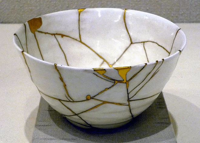 Kintsugi ile onarılmış bir kâse